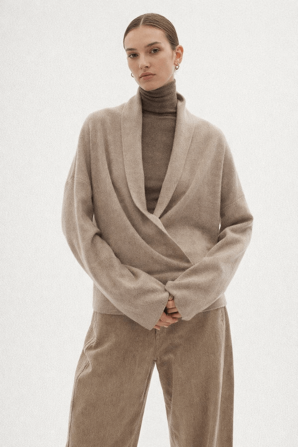 Loose-fitting knitted shirt with a turtleneck