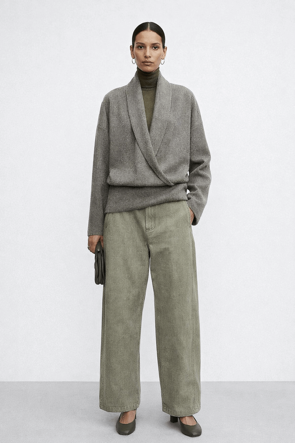 Loose-fitting knitted shirt with a turtleneck