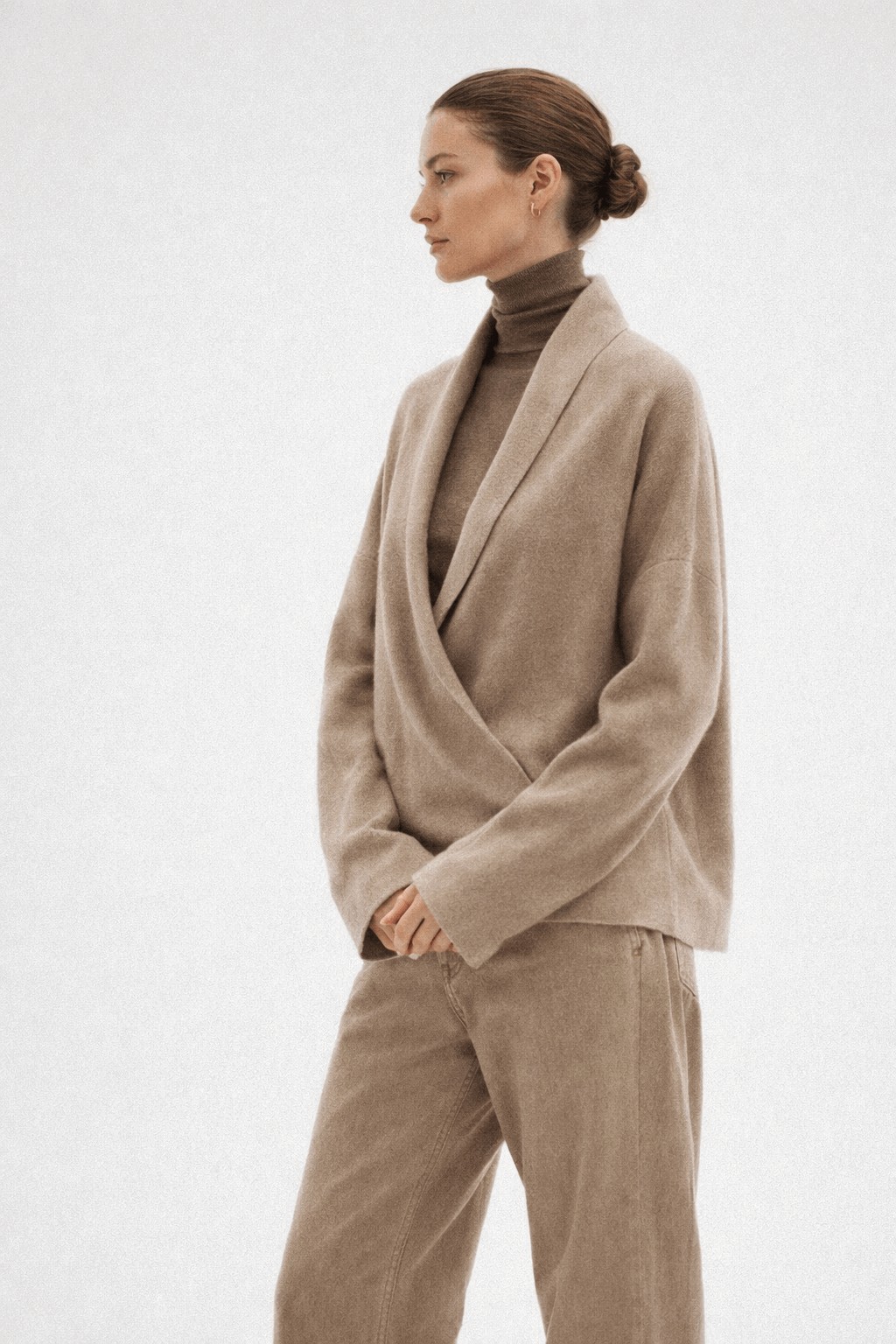 Loose-fitting knitted shirt with a turtleneck