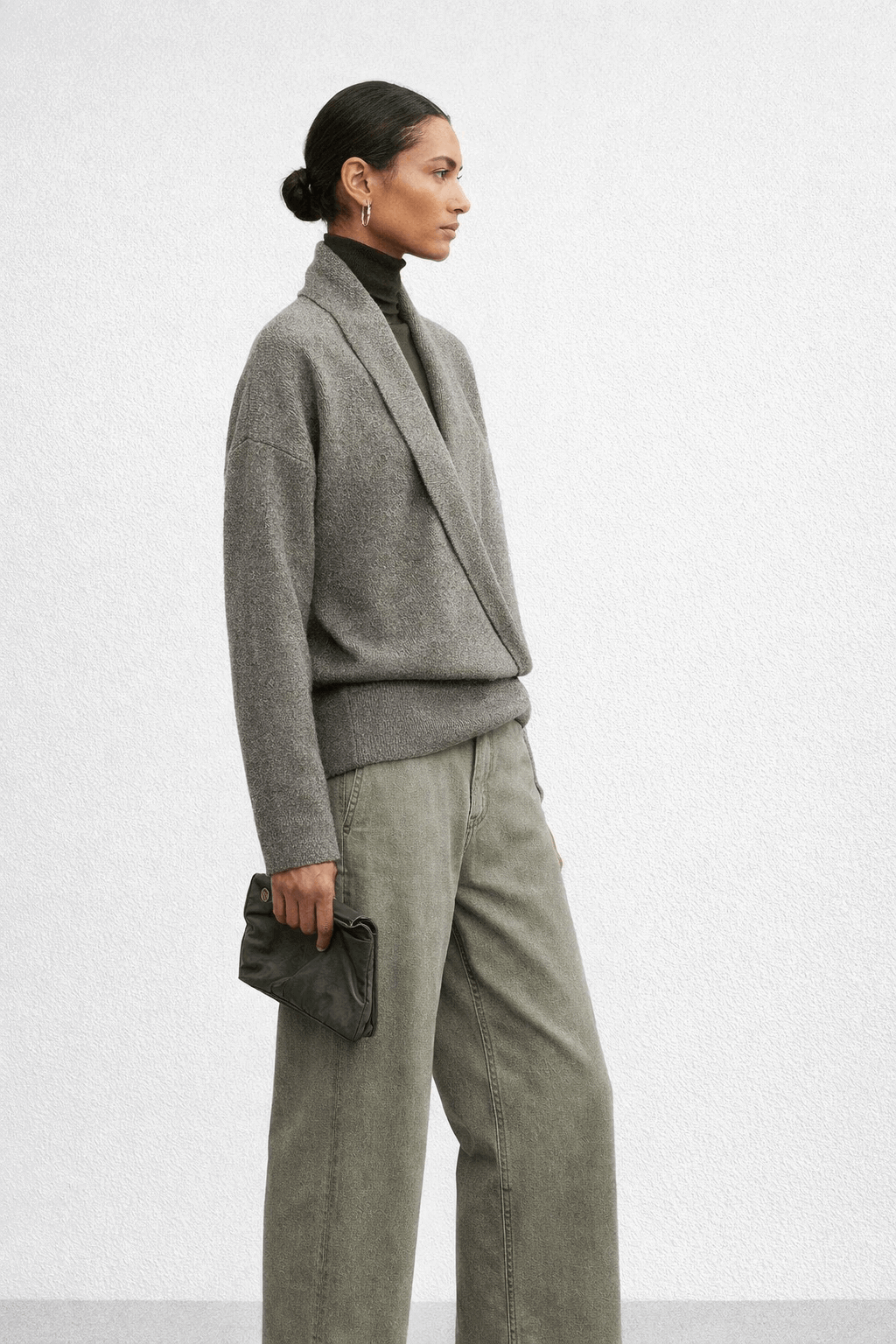 Loose-fitting knitted shirt with a turtleneck