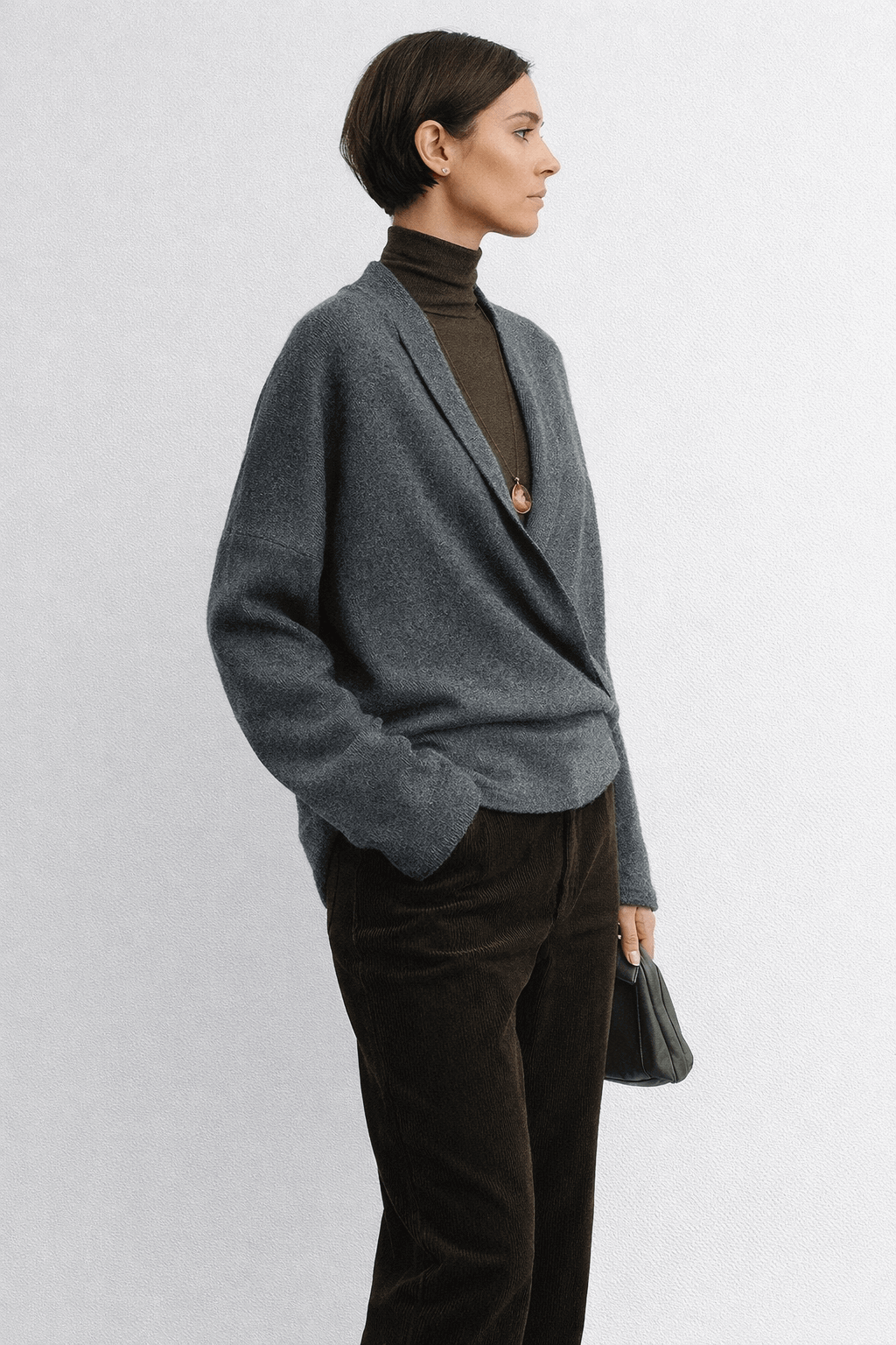 Loose-fitting knitted shirt with a turtleneck