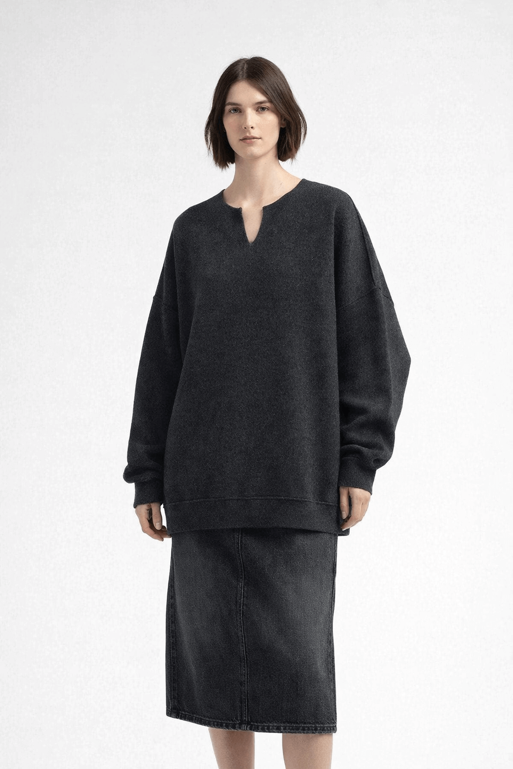 Loose-fitting knitted top with a small slit V-neck