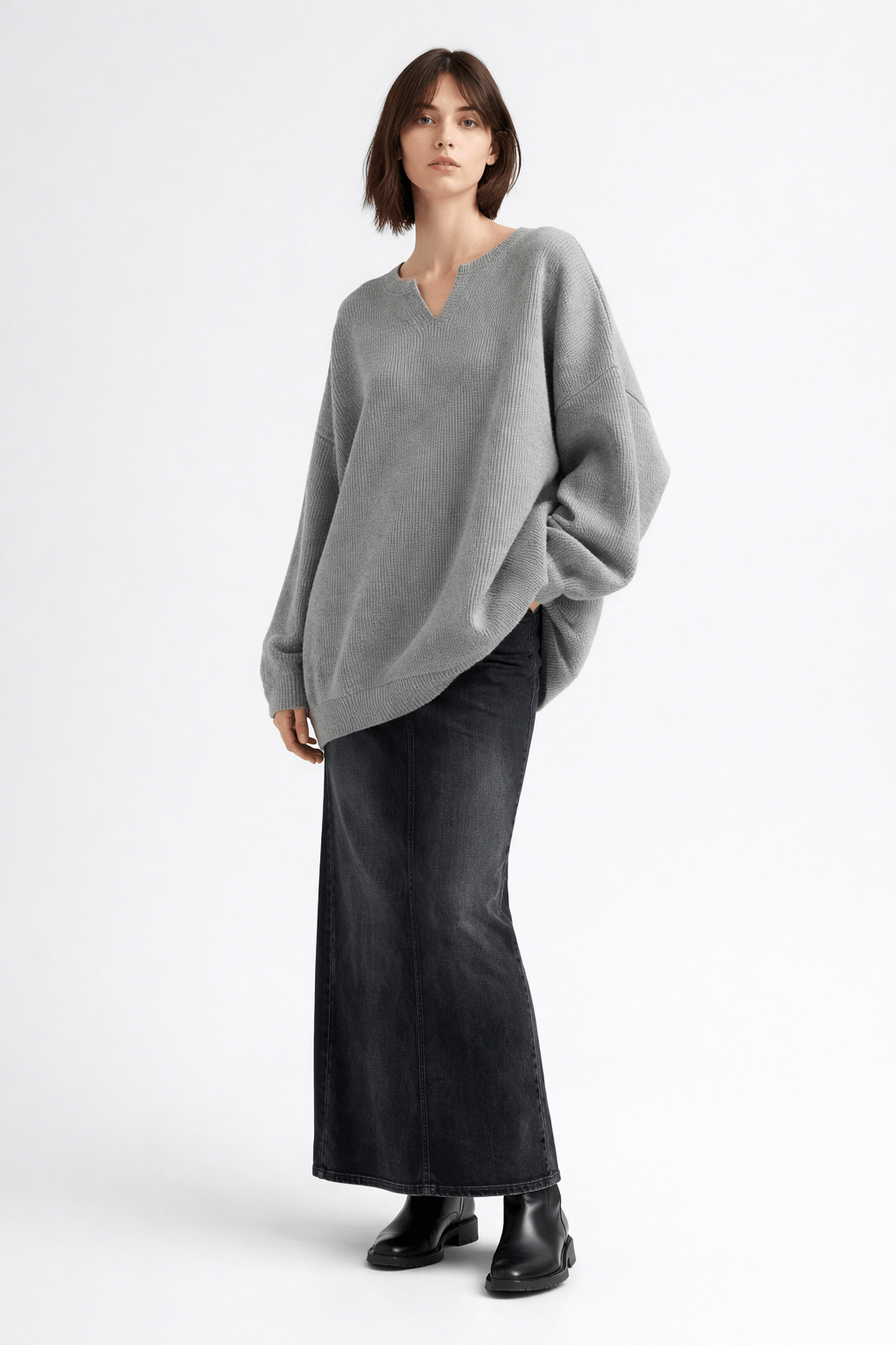 Loose-fitting knitted top with a small slit V-neck