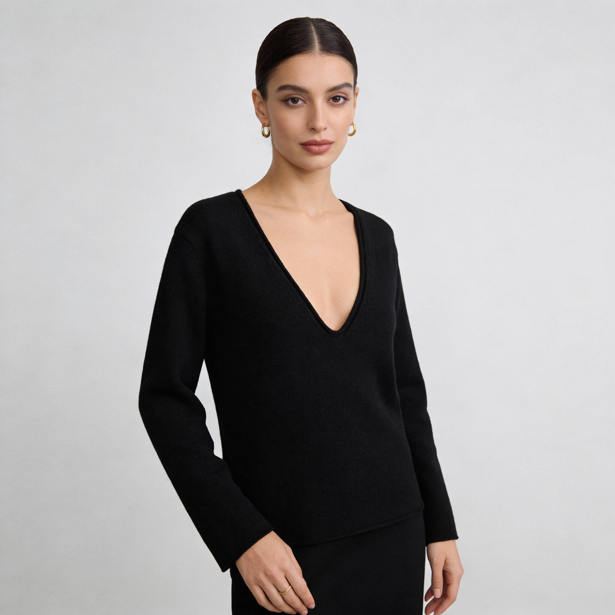 Deep V-neck long-sleeved knitted shirt